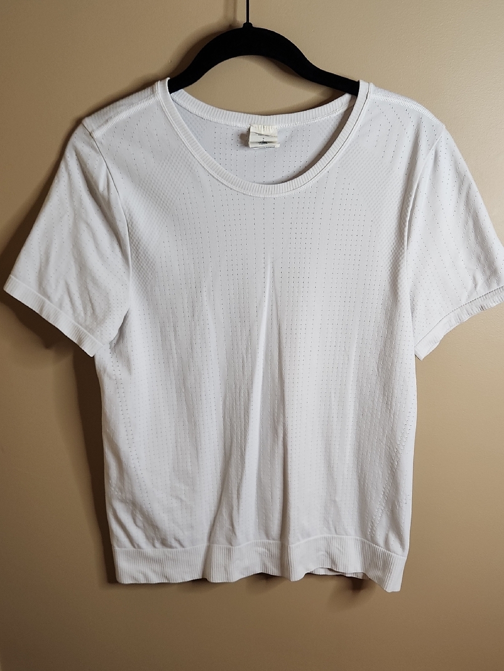 Athleta In Motion Seamless Tee in White. Size S.